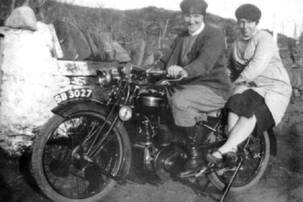 Две медсестры на мотоцикле