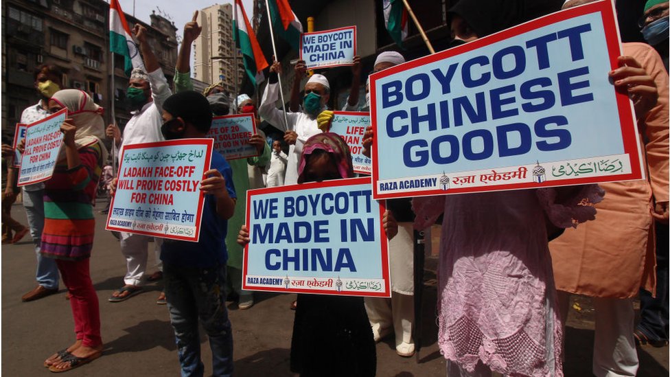 Активисты держат плакаты и выкрикивают лозунги против Китая во время протеста в Мумбаи, Индия, 20 июня 2020 года.