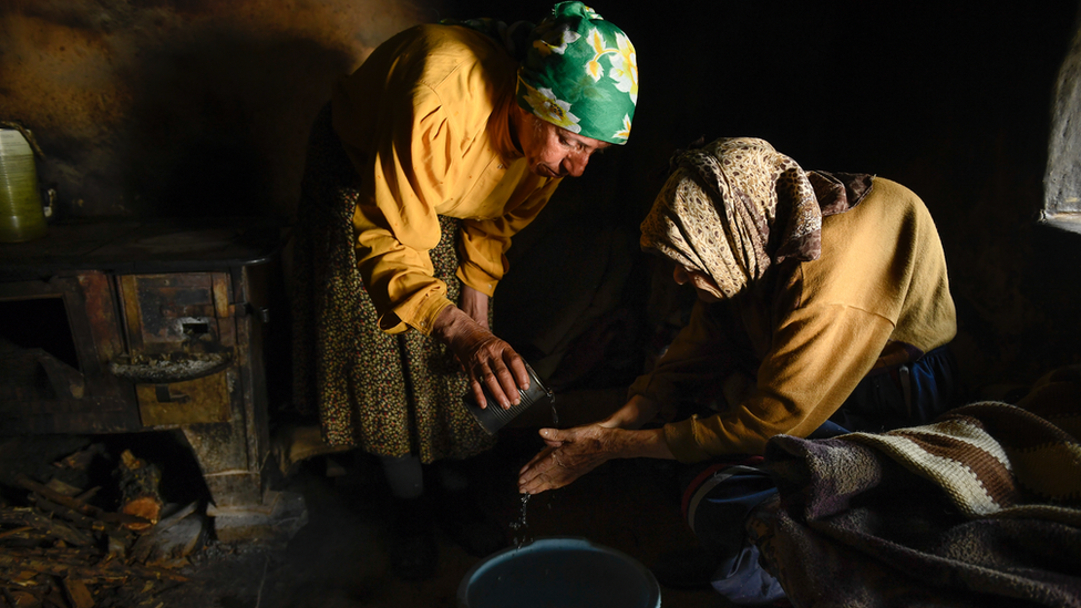 Хатидзе помогает своей матери Назифе мыть руки