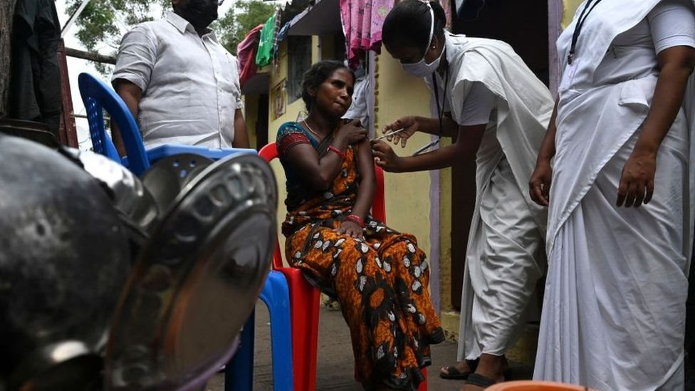 Pemberian vaksinasi dari rumah ke rumah di Tamil Nadu, India