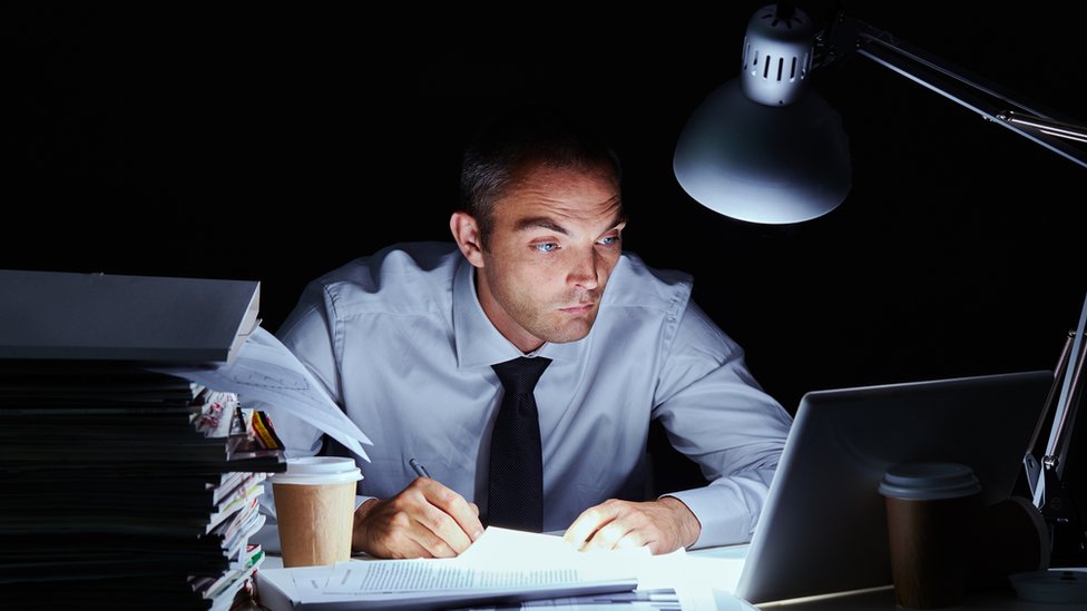 Hombre trabajando de noche.