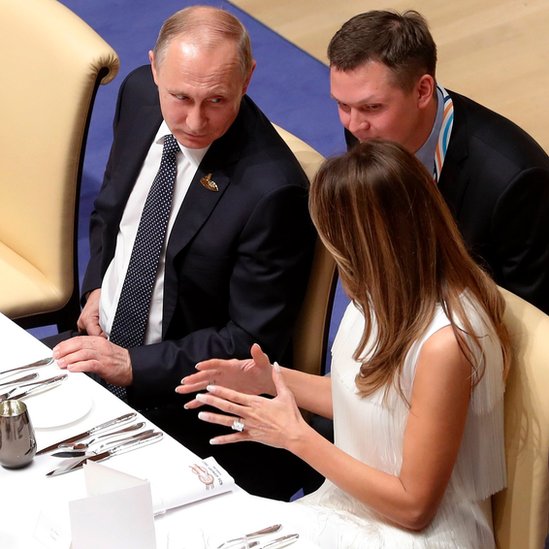 En la noche del viernes, la primera dama de EE.UU., Melania Trump, cenó junto al presidente de Rusia, Vladimir Putin. Melania Trump cenando con Vladimir Putin.