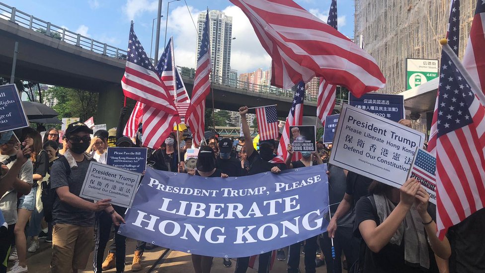 去年香港示威現場多次出現美國國旗，示威者又手持標語希望特朗普可以"解放香港"。