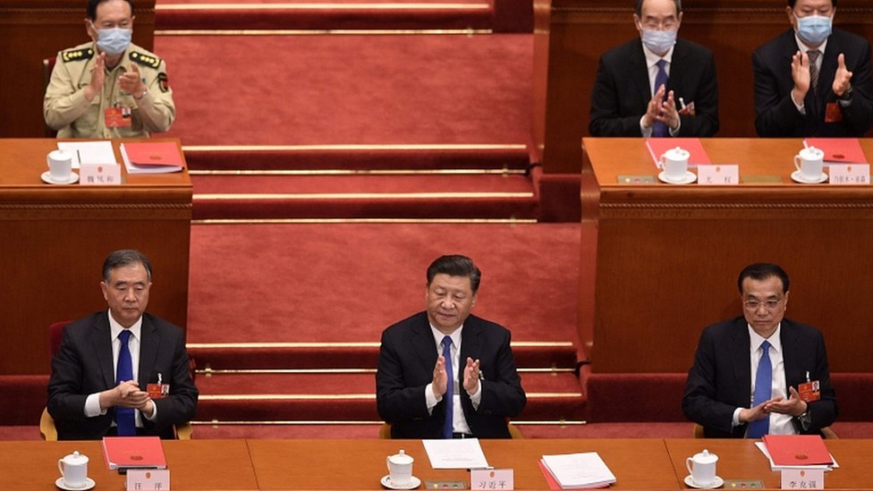 الرئيس الصيني شي جين بينع (في الوسط) يصفق مع قادة آخرين في ختام جلسة إقرار قانون الأمن القومي لهونغ كونغ في 28 مايو 2020