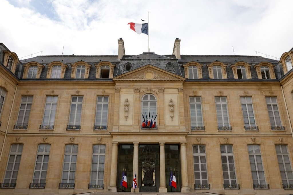 La bandera francesa ondea a media asta en el Palacio presidencial del Elíseo en París
