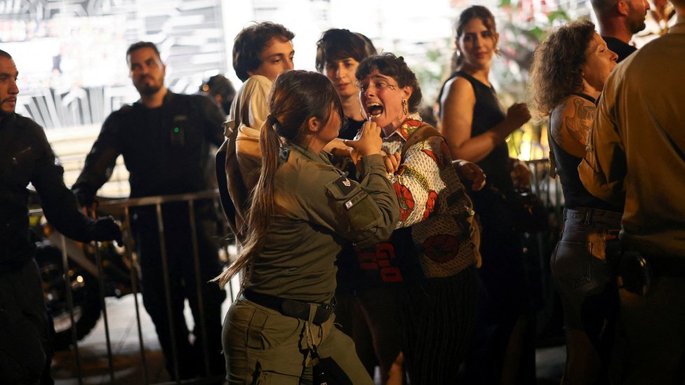 Policajka i demonstrantkinja na protestu protiv vlade Benjamina Netanjahua