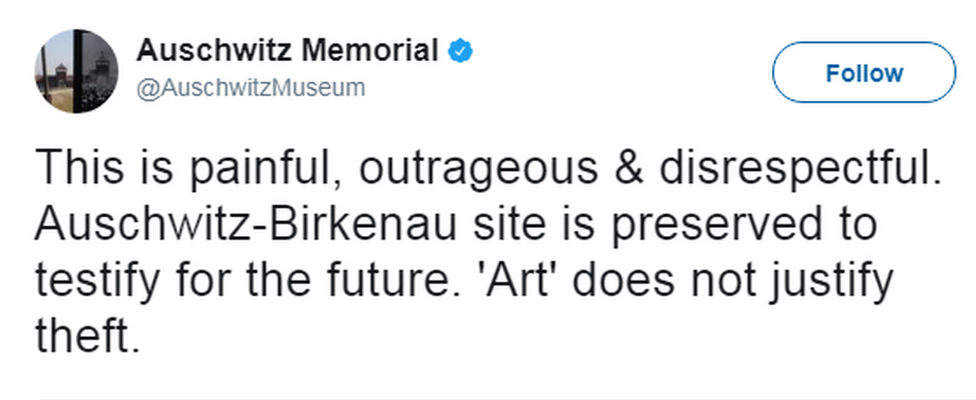 Твиттер Мемориала Освенцима гласит: «Это болезненно, возмутительно и неуважительно. Сайт Освенцима-Биркенау сохранен, чтобы свидетельствовать о будущем.« Искусство »не оправдывает воровство».