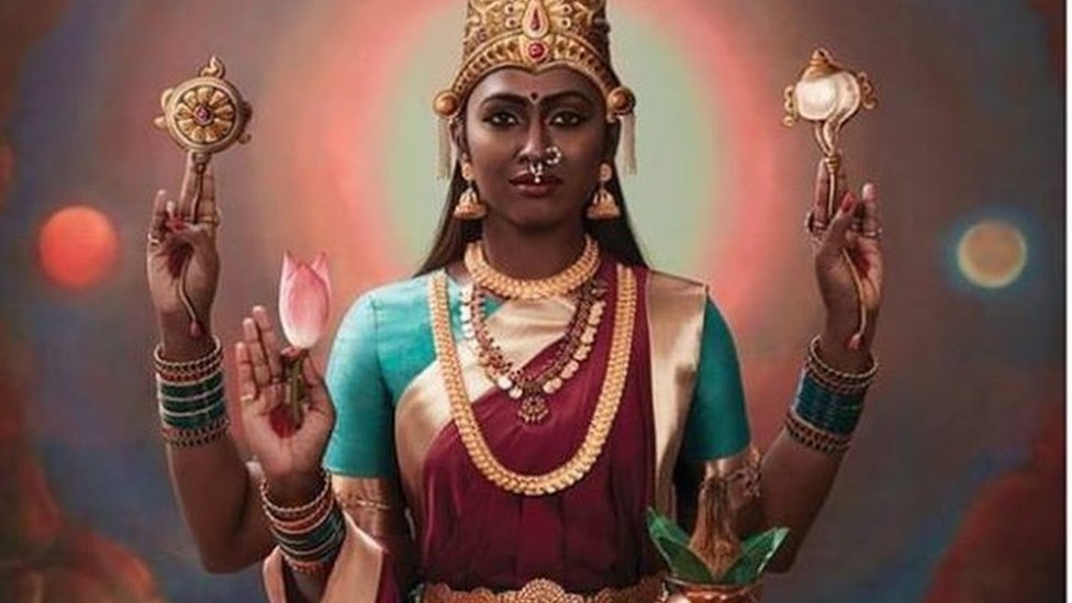 Suruthi Periyasamy posando como la diosa Lakshmi