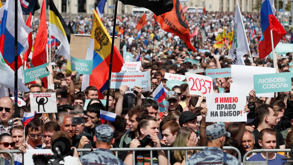 Протестующие принимают участие в митинге в Москве