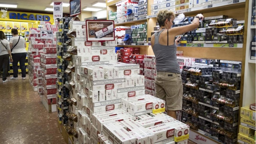 Pese a que se conocen ampliamente los efectos negativos del tabaco sobre la salud, la industria del cigarrillo sigue prosperando. Una venta de cigarillos en Francia.