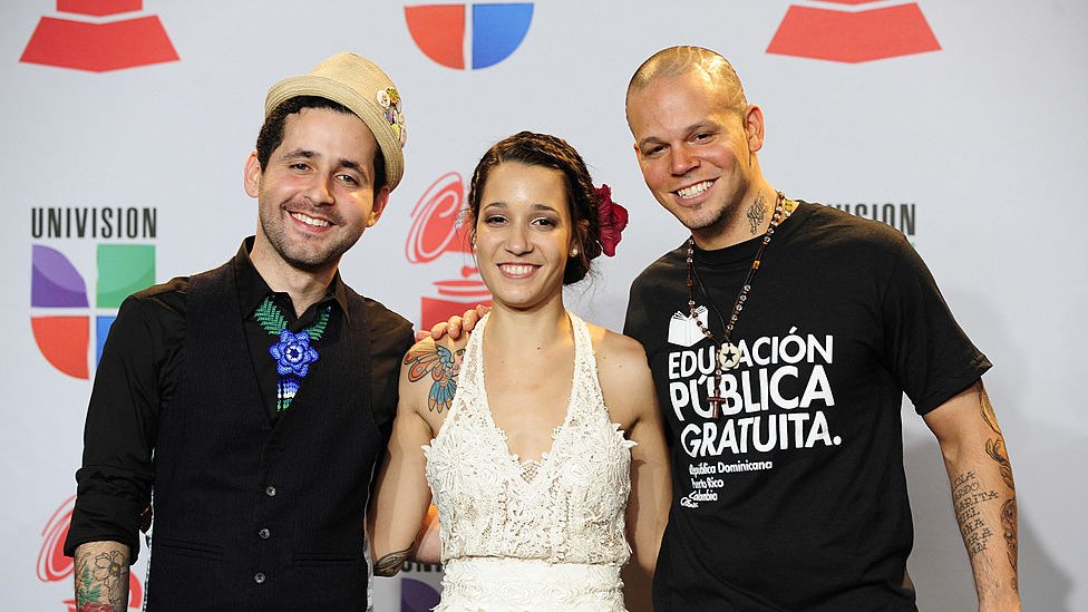 Ile en los premios Grammy Latino junto a sus hermanos Residente y Visitante.