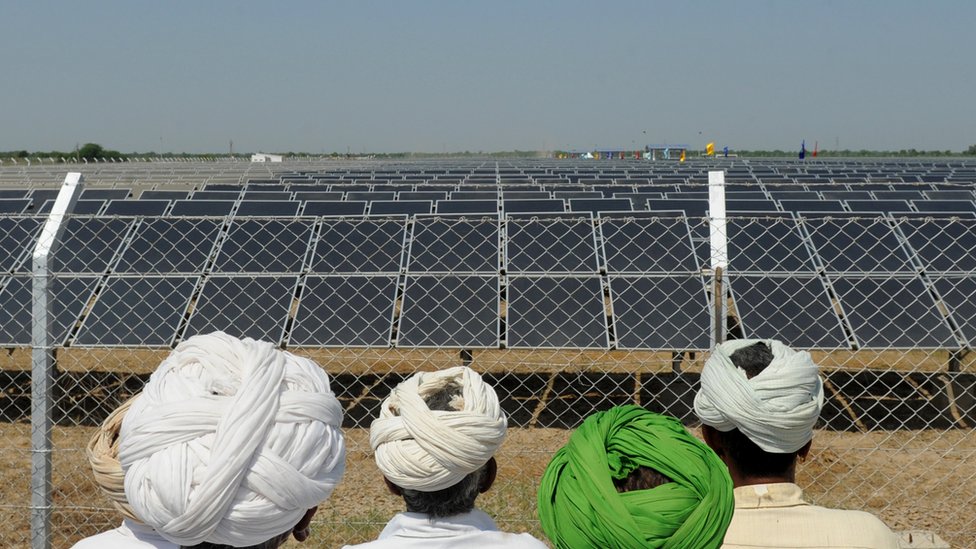 Индийские фермеры смотрят на солнечную ферму