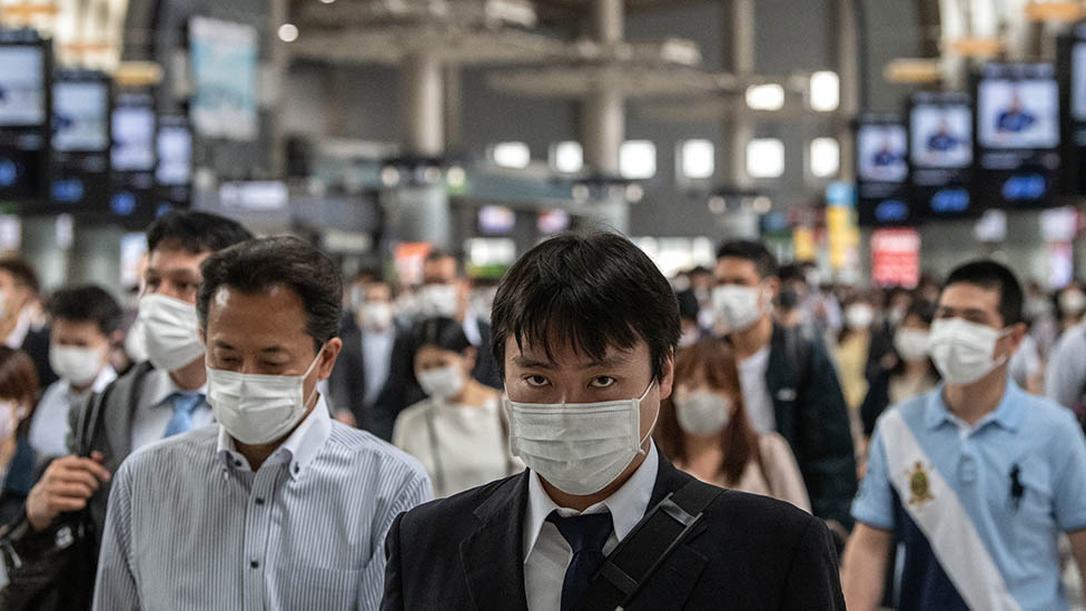 新冠疫情封鎖令解除後擁擠上班的日本工薪族。