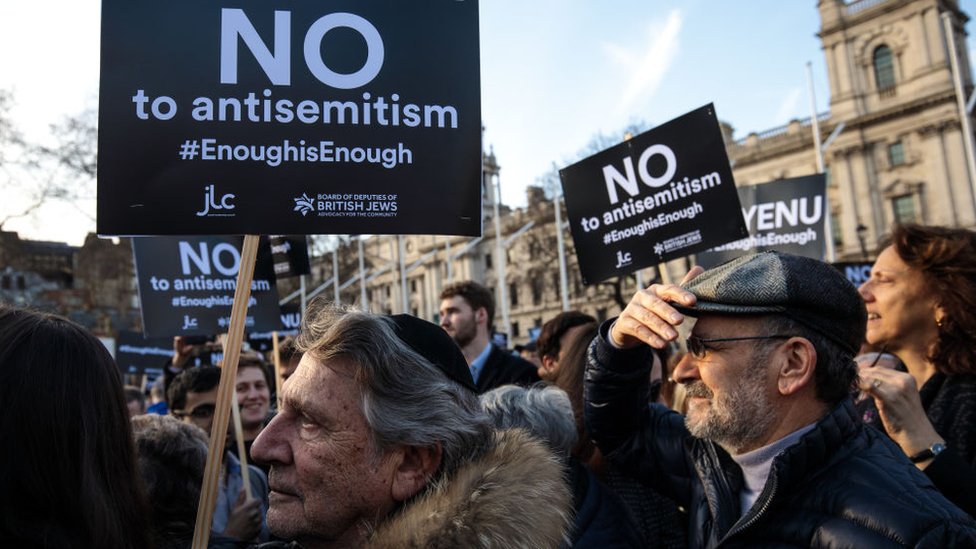 Manifestantes contra el antisemitismo