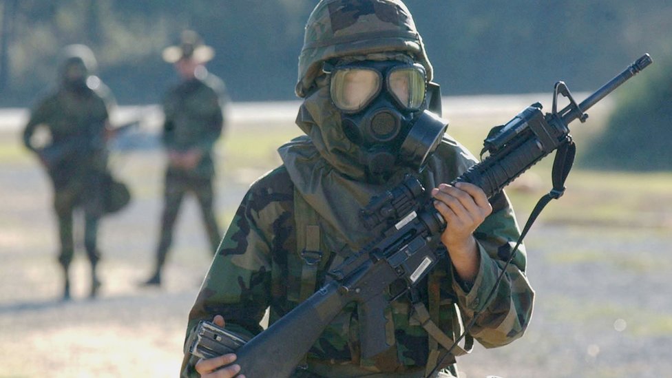 جندي أمريكي يرتدي قناعا واقيا ضد الغاز