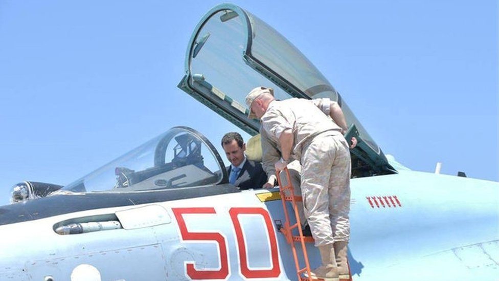 الرئيس السوري بشار الأسد يزور قاعدة جوية روسية في حميميم