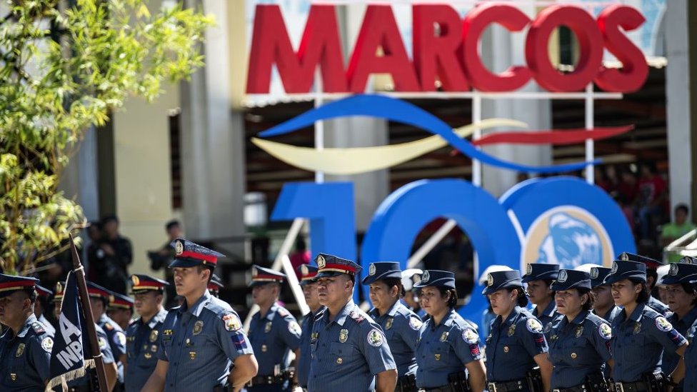 La policía filipina durante las celebraciones para conmemorar al dictador Ferdinand Marcos en la provincia de Ilocos Norte.