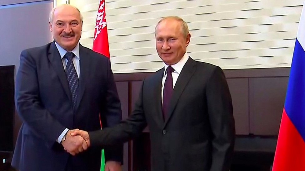 Belarus protests: Putin pledges $1.5bn loan at Lukashenko meeting - BBC