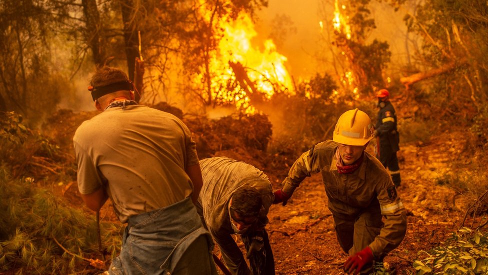 Greece fires: PM apologises as blazes rage on Evia island