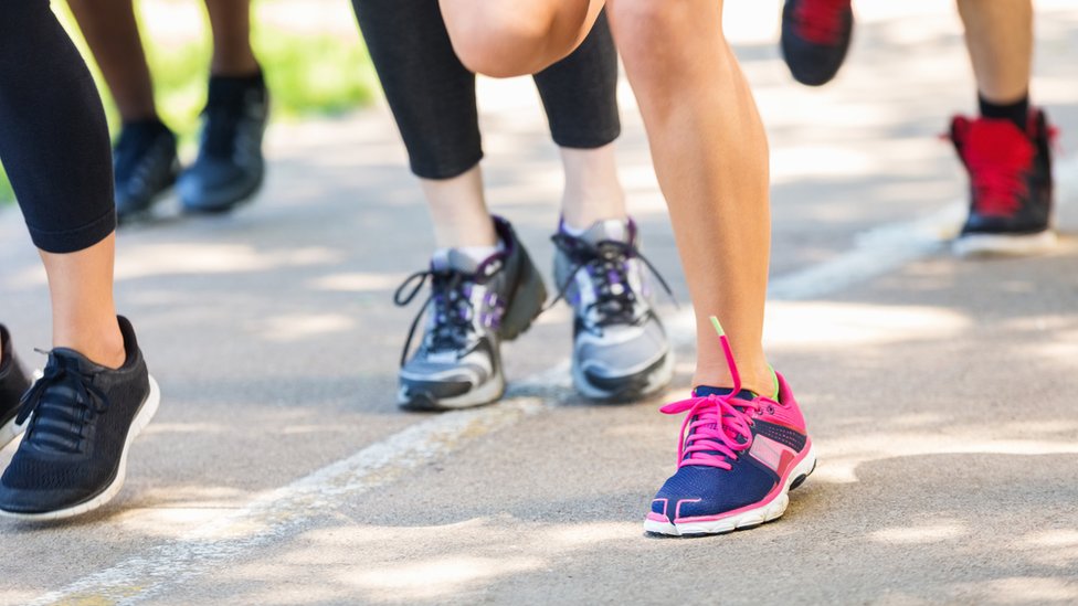 Los corredores de élite y los más experimentados aterrizan con la parte delantera de los pies cuando corren. Corredores