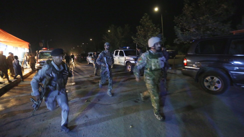 Афганские силы безопасности спешат отреагировать на нападение талибов на кампус Американского университета в столице Афганистана Кабуле в среду, 24 августа 2016 г.