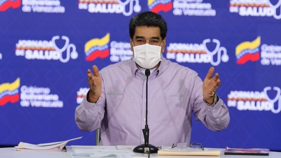 На раздаточной фотографии, предоставленной Miraflores press, президент Венесуэлы Николас Мадуро обращается к членам своего правительственного кабинета в Каракасе, Венесуэла