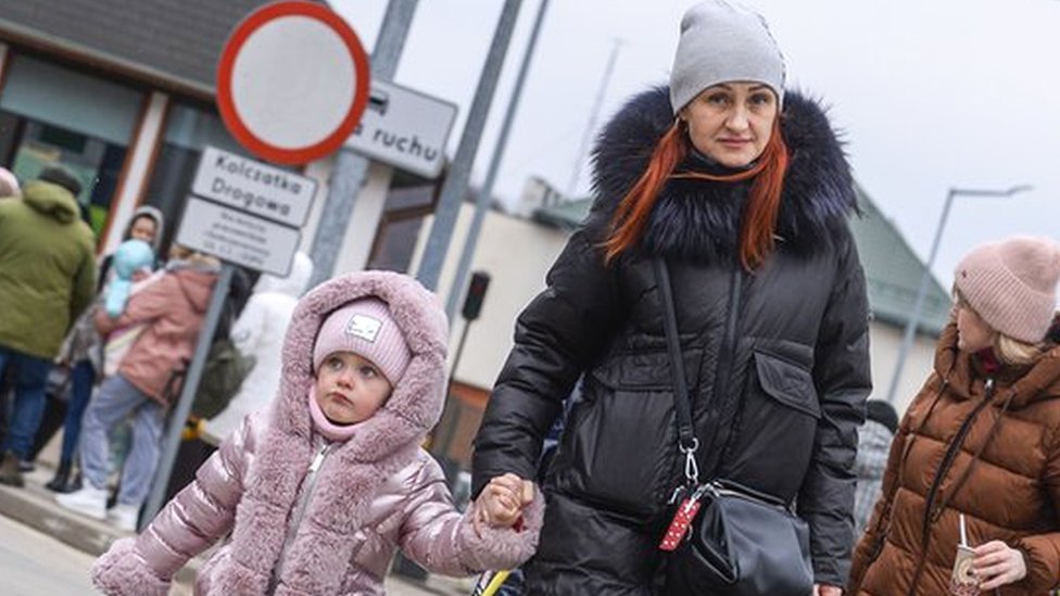 一個家庭從烏克蘭穿越邊境進入波蘭。