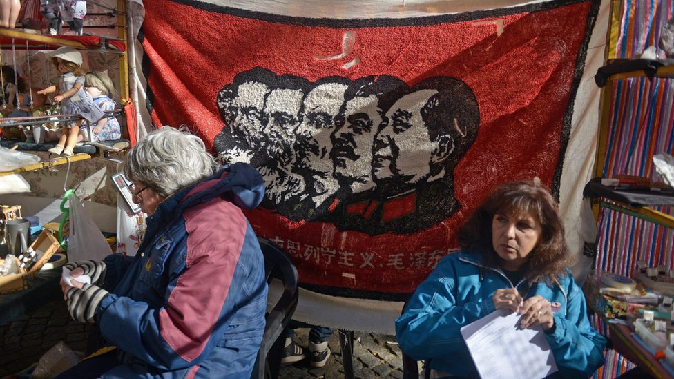 Marx, Engels ve Lenin'in art arda dizilen portreleri Sovyetler Birliği'nde sıklıkla kullanılıyordu. Arjantin'deki sokak satıcılarının sattığı bu bayrağa Josef Stalin ve Çin devriminin önderi Mao Zedung da eklenmiş