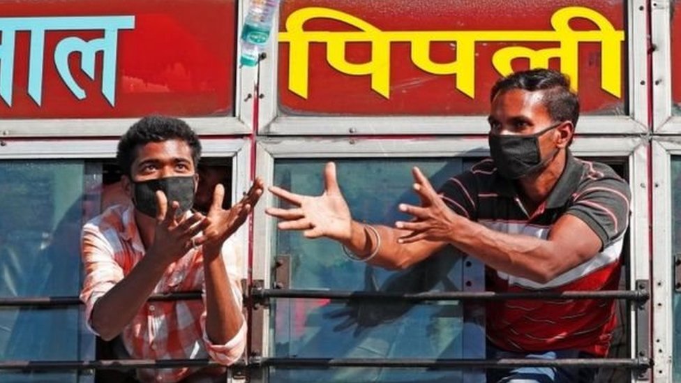 ਬਸ ਵਿੱਚੋਂ ਹੱਥ ਬਾਹਰ ਕੱਢ ਕੇ ਕੁਝ ਮੰਗ ਰਹੇ ਦੋ ਜਣੇ
