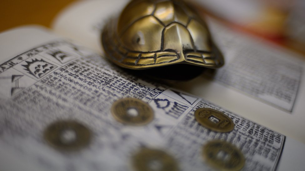 El Feng Shui es una filosofía basada en la armonía del espacio. Material utilizado por un experto del Fengu Shui