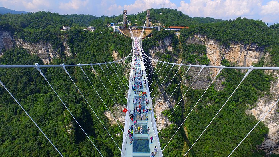Zhangjiajie'deki bu cam köprü açıldığı dönem dünyanın en uzun ve en yüksek cam köprüsüydü