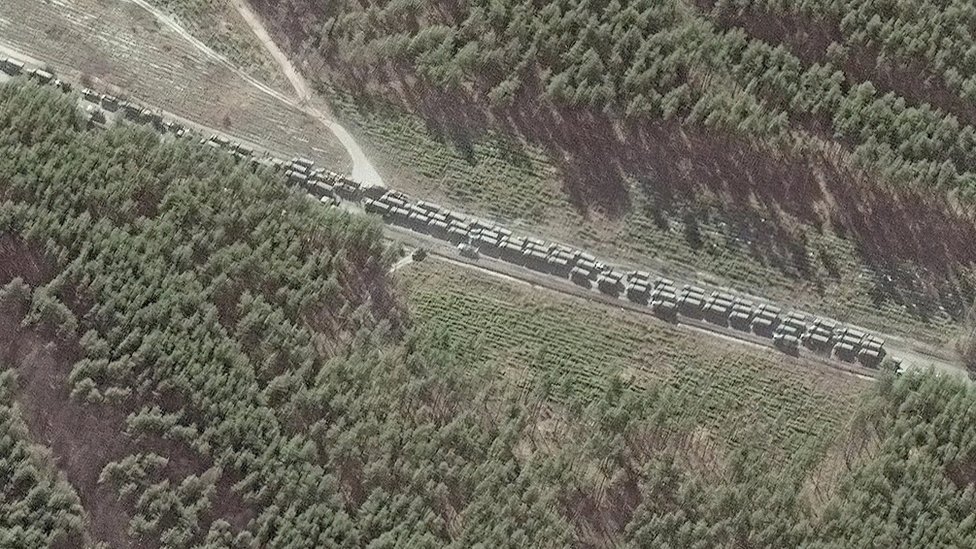 Imagen satelital de un largo convoy que avanza hacia Kiev, Ucrania