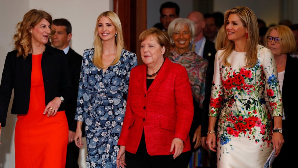 Ivanka Trump fue invitada a Berlín por Ángela Merkel. En el panel también estaban Chrystia Freeland, ministra de Asuntos Exteriores de Canadá; Christine Lagarde, directora del FMI; y la reina Máxima de Holanda. Chrystia Freeland, Ivanka Trump, Ángela Merkel, Christine Lagarde, y la reina Máxima de Holanda.