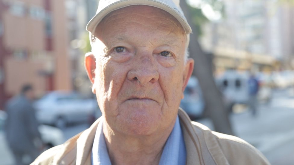 "Hay opiniones para todos los gustos pero aquí, la mayoría, si son trabajadores no son independentistas", dijo Dionisio Herrán. Dionisio Herrán, residente de Ciutat Meridiana.