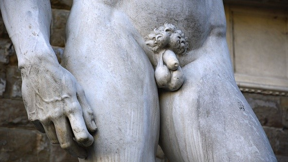 Foto do quadril de uma estátua grega