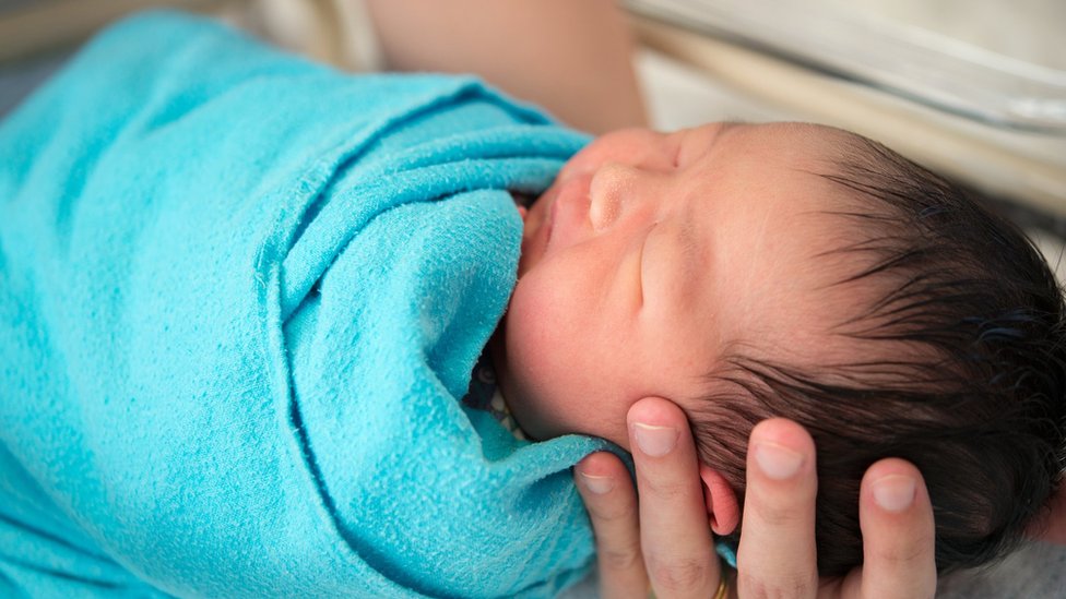 En 2015 Malta se convirtió en el primer país del mundo que prohibió las intervenciones médicas no consensuadas en pacientes intersexo. Recién nacido