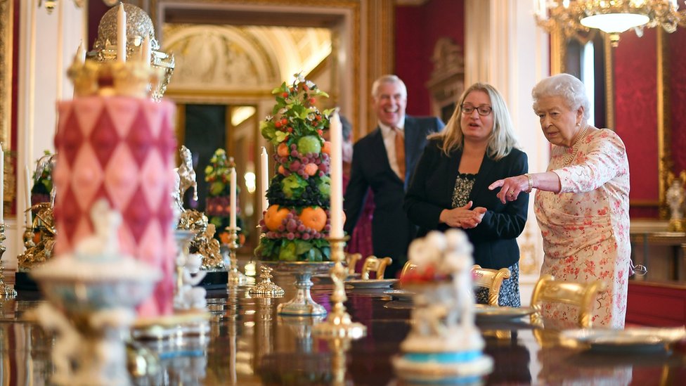 Королева осматривает выставку в Букингемском дворце