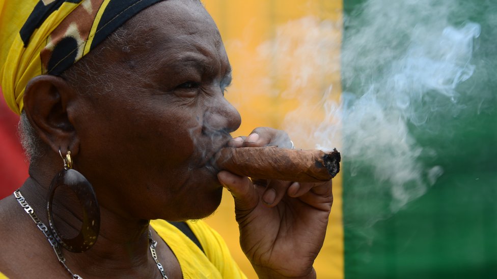 Mujer fuma un puro en Honduras.