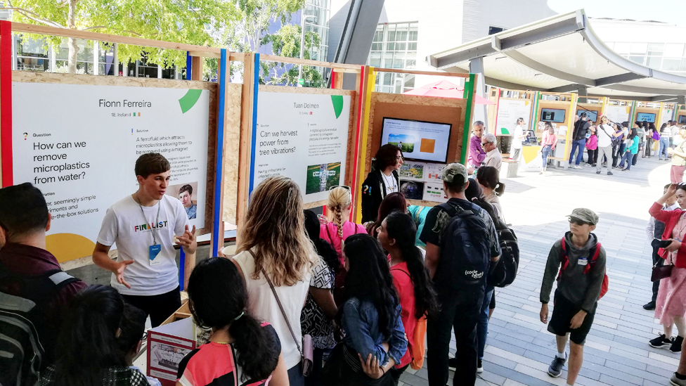 Fionn Ferreira hablando con visitantes de la Feria de Ciencia de Google