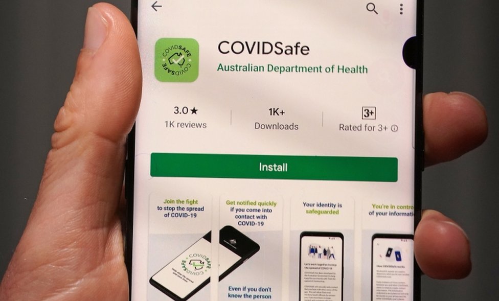 Человек показывает новое приложение правительства Австралии для добровольного отслеживания коронавируса COVIDSafe на мобильном телефоне в Мельбурне