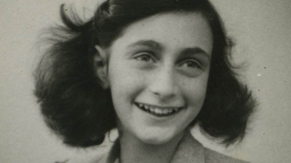 Ana Frank sonríe en una foto en blanco y negro