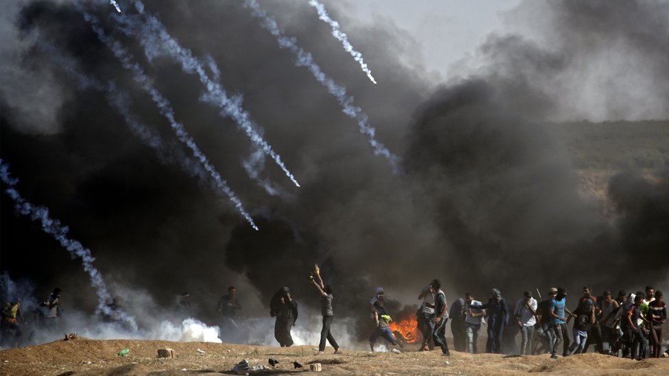 Lanzamiento de gases lacrimógenos contra manifestantes palestinos en la Franja de Gaza