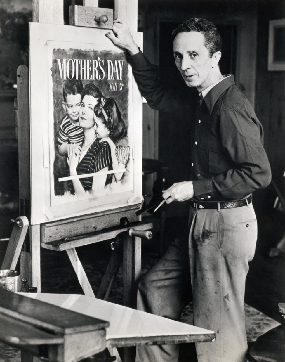 Норман Роквелл (1894–1978), американский художник и иллюстратор, работает над официальным плакатом ко Дню матери 1951 года