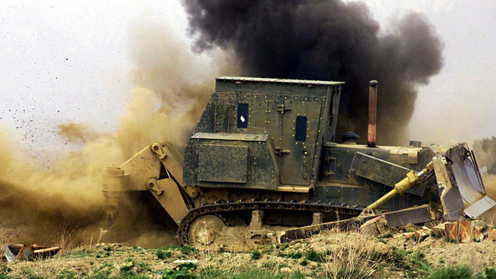 Армия бывшего Советского Союза оставила базу с тысячами неразорвавшихся мин.