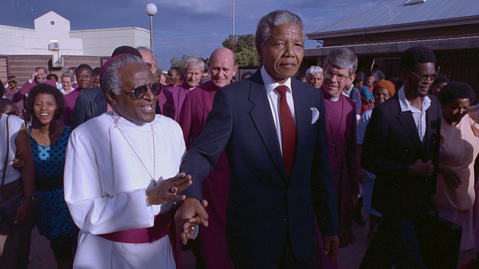 El arzobispo sudafricano Desmond Tutu junto a Nelson mandela