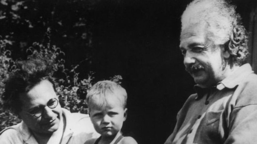 صورة تعود لعام 1936، لألبرت أينشتاين وابنه هانز ألبرت وحفيده بيرنارد