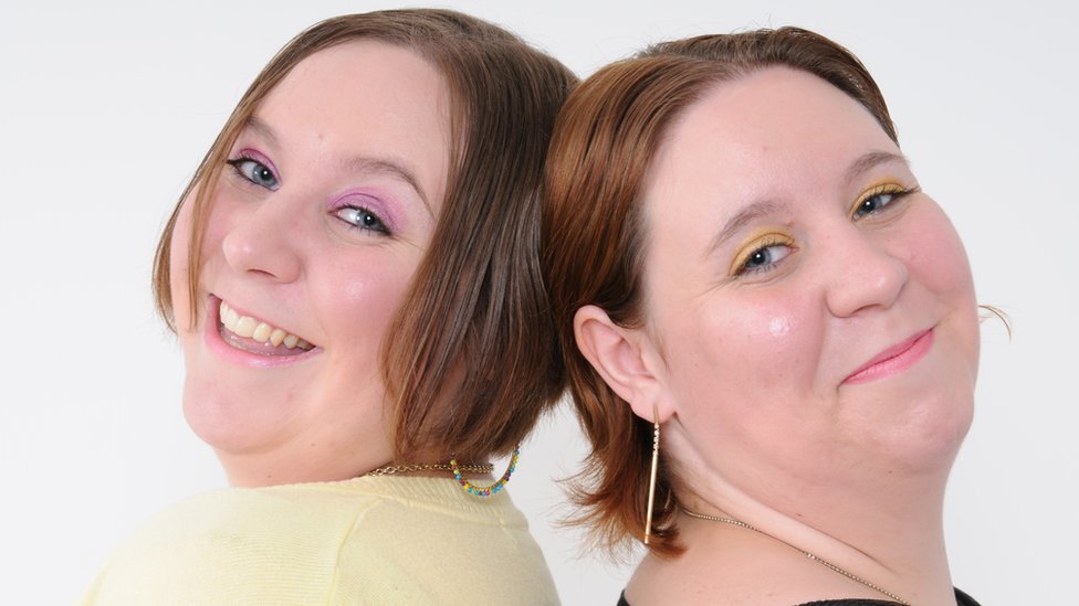 Katy Davis (lzquierda) y Emma Davis