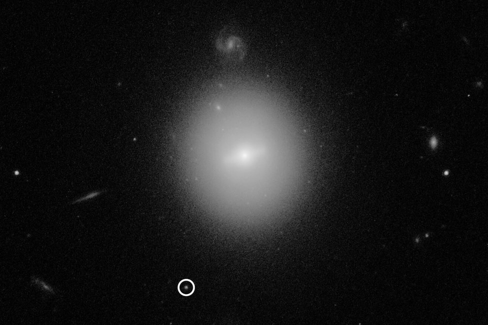 Crna rupa (okružena) leži na periferiji velike galaksije
