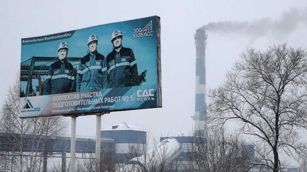 Un anuncio en la carretera de la mina de carbón de Listvyazhnaya.