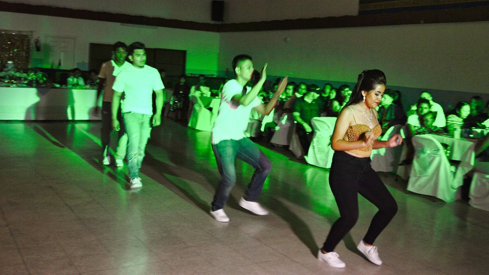 Mónica haciendo el baile sorpresa en su fiesta